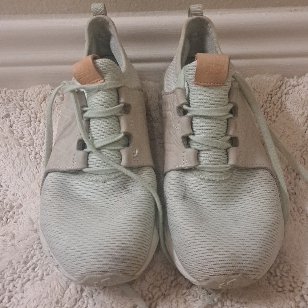 NEW BALANCE teal pre loved running sneakers, size 9